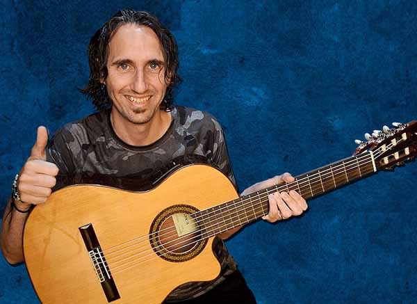 Mario Freiria con la guitarra, del curso Como tocar guitarra acústica desde cero